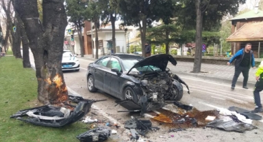 Direksiyon hakimiyetini kaybeden sürücü ağaca çarptı