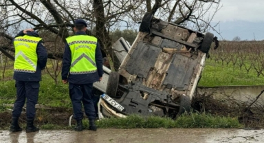 Direksiyon hakimiyetini kaybeden sürücü takla attı
