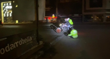 ‘Dur' ihtarına uymayıp polise çarpıp yaraladı