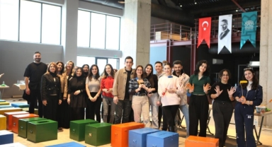Eski oy sandıkları kedilere yuva oldu