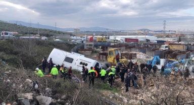 Gemlik'te işçi otobüsü şarampole devrildi