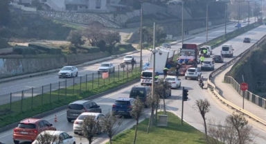 Gemlik'te tırın üzerindeki makine yola devrildi