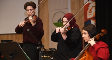 Genç müzisyenler final için sahnede