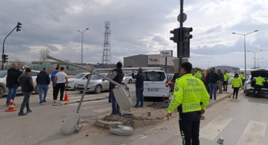 Hafif ticari araç kırmızı ışıkta bekleyen otomobile çarptı