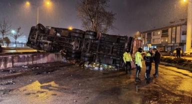 İnegöl'de içecek yüklü kamyon devrildi