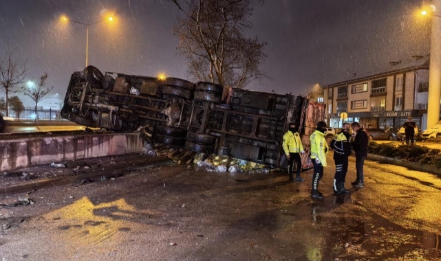 İnegöl'de içecek yüklü kamyon devrildi