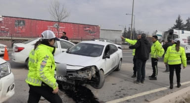 İnegöl'de otomobiller çarpıştı: 2 yaralı