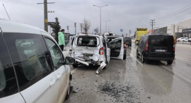 İnegöl'de zincirleme kazada 4 kişi yaralandı