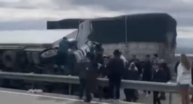 Kamyon devrildi, sürücü yaralandı