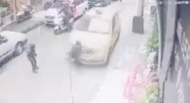 Kar topu oynarken taksi böyle çarptı