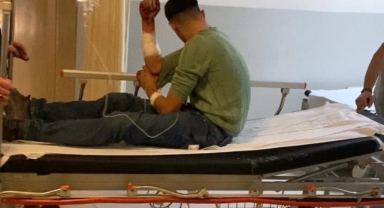 Kavga edenleri ayırmak isterken bıçakla yaralandı