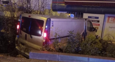 Kaza yapan ticari araç eczanenin bahçesine daldı