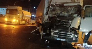 Kontrolden çıkan tır, ışık bekleyen tankere çarptı: 1 yaralı