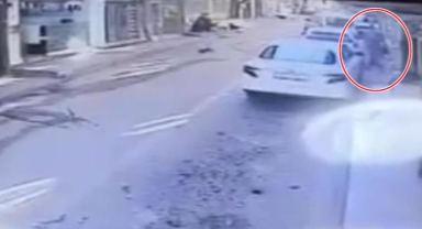 Kurşunlardan kaçmak için araç etrafında koştu