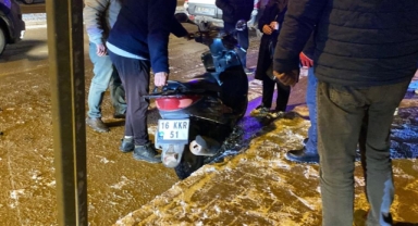 Motosiklete 1 dakika içinde iki kez otomobil çarptı: 2 yaralı