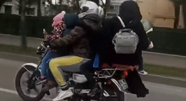 Motosiklete 6 kişi bindiler, adeta ölümle dans ettiler