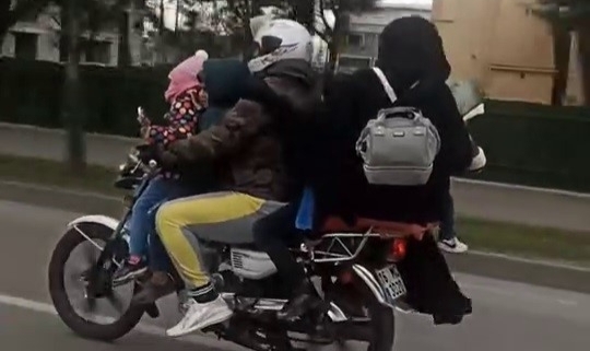 Motosiklete 6 kişi bindiler, adeta ölümle dans ettiler