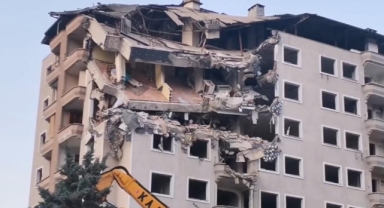 Mudanya'da 11 katlı binanın yıkım anı kamerada