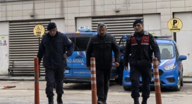 Müdür yardımcısını sokak ortasında darbetti