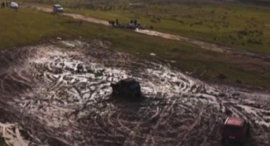 Off-road araçlarının çamur içindeki dansı