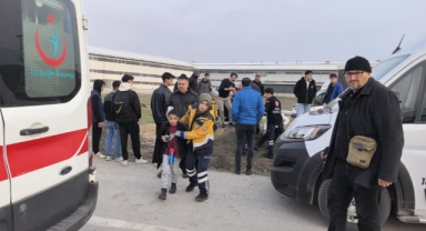 Öğrenci servisi otomobille çarpıştı:10 yaralı