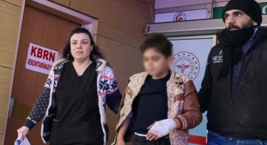 Okulun duvarına tırmanırken eline tel saplandı