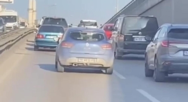 Önce şeritten çıktı, sonra kaza yaptı
