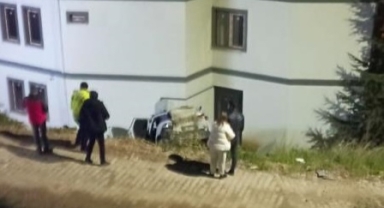 Otomobil, park halindeki aracın üstüne uçtu
