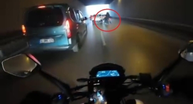 Şerit değiştiren otomobile çarpan motosikletli savruldu