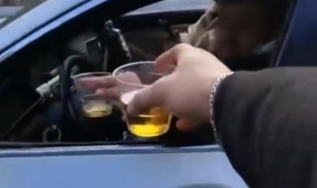 Seyir halinde alkol alıp kadeh tokuşturdu