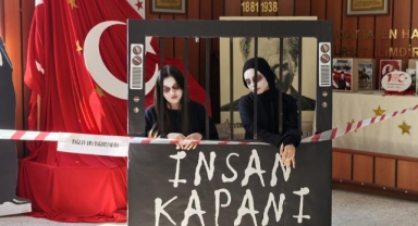 Teknoloji bağımlılığına canlı mankenlerle dikkat çektiler