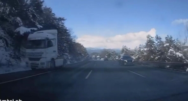Tırın dorsesi koparak yol ortasında kaldı