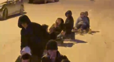 Traktörün arkasına lastik bağlayarak eğlendiler
