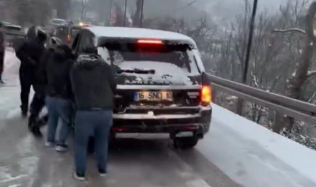 Uludağ'da kayan cipi durdurmak için peşinden koştular
