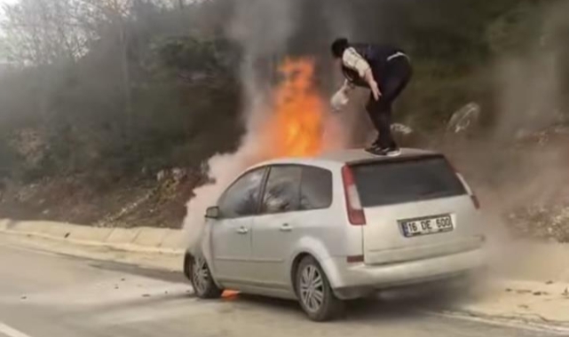 Yanan aracını bir şişe suyla söndürmeye çalıştı