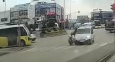 Yaya geçidini kullanan motosiklete otomobil çarptı