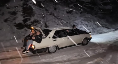 Yazlık lastikle karda kalan araca insan takviyesi