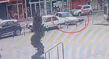 Yola aniden çıkan otomobile motosiklet çarptı