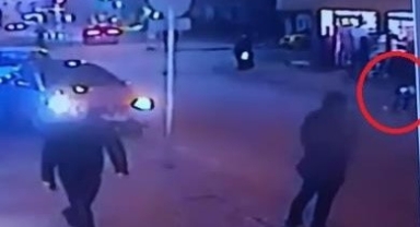 Yola kaçan topunu almak isteyen çocuğa araç çarptı