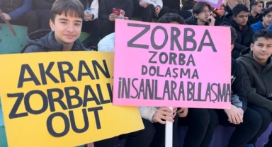 Yüzlerce öğrenci akran zorbalığı için yürüdü