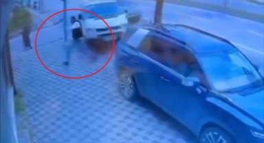 2 araç arasında sıkışmaktan zıplayarak kurtuldu
