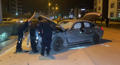 3 aracın karıştığı zincirleme kaza kamerada: 2 yaralı