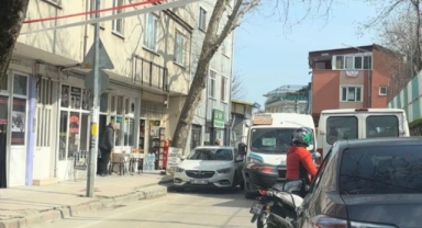 Aracı yola bırakıp gitti, trafik kilitlendi