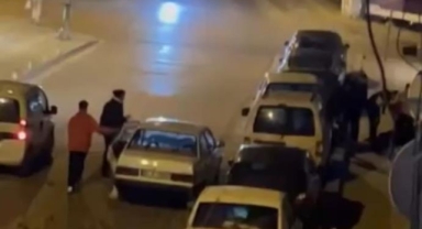 Aralarına aldığı kişiyi böyle darp ettiler