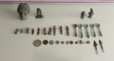 Aranan şahsın evinde tarihi eser yakalandı