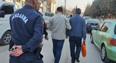 Barışmak istediği eşini tabanca ile kovaladı