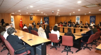 Başarılı akademisyenler ödüllendirildi