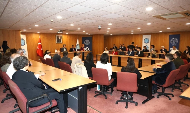 Başarılı akademisyenler ödüllendirildi