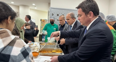 Başkan Aydın vatandaşlara iftar yemeği dağıttı