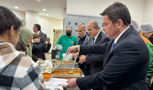 Başkan Aydın vatandaşlara iftar yemeği dağıttı